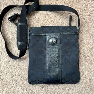 Women’s Coach signature canvas swingpack crossbody bag